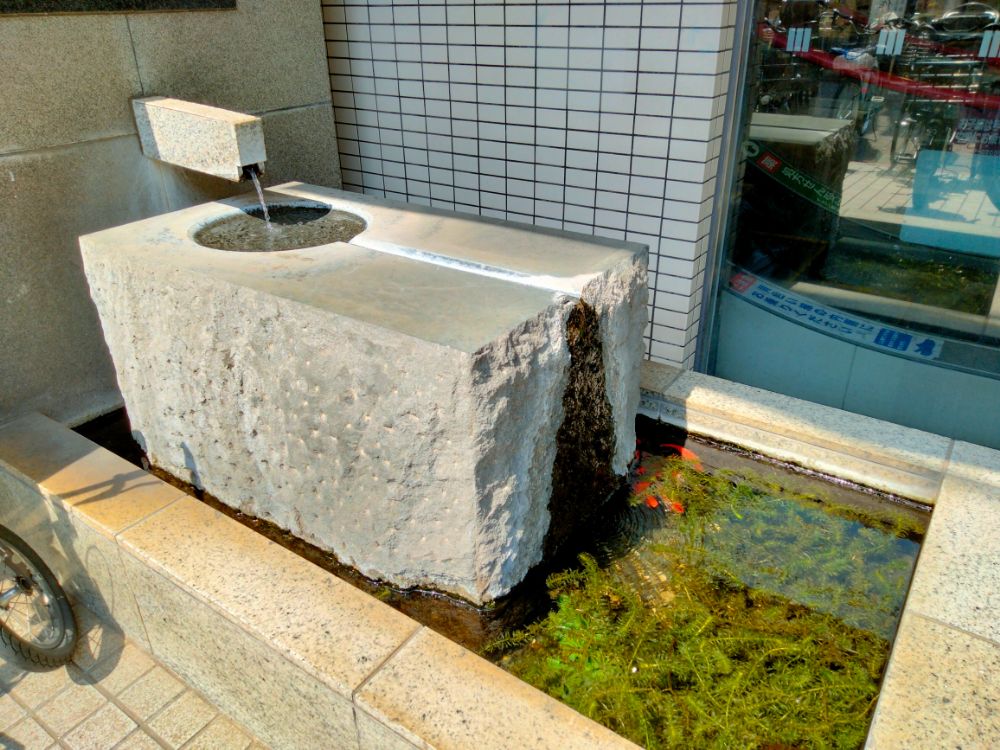 スーパーに霊水！？ 田園調布の隣町に鎮座するパワースポット―御嶽の霊水と御嶽神社