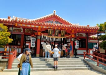 沖縄―神様の世界とつながる那覇最大のパワースポット「波上宮」と開運ビーチ