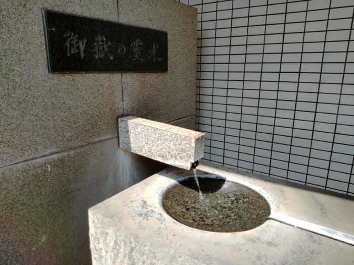 スーパーに霊水!? 田園調布の隣町に鎮座するパワースポット―御嶽の霊水と御嶽神社