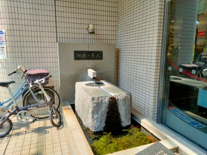 スーパーに霊水!? 田園調布の隣町に鎮座するパワースポット―御嶽の霊水と御嶽神社