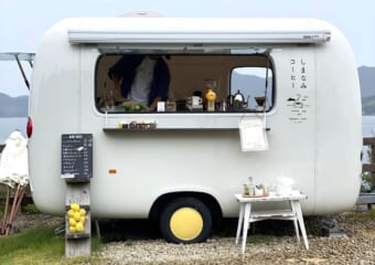 晴天の週末のみオープン！ しまなみ海道を目下に臨めるカフェカー「しまなみコーヒー」で瀬戸内フルーツを満喫
