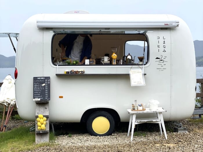 晴天の週末のみオープン! しまなみ海道を目下に臨めるカフェカー「しまなみコーヒー」で瀬戸内フルーツを満喫