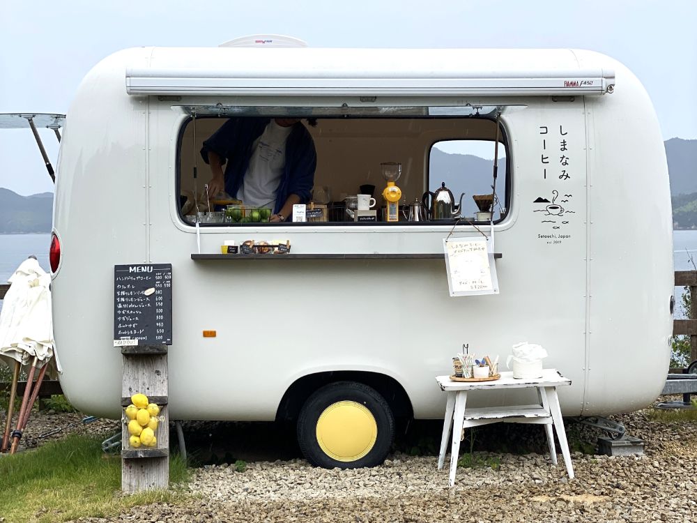 晴天の週末のみオープン！ しまなみ海道を目下に臨めるカフェカー「しまなみコーヒー」で瀬戸内フルーツを満喫