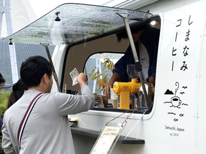 晴天の週末のみオープン! しまなみ海道を目下に臨めるカフェカー「しまなみコーヒー」で瀬戸内フルーツを満喫
