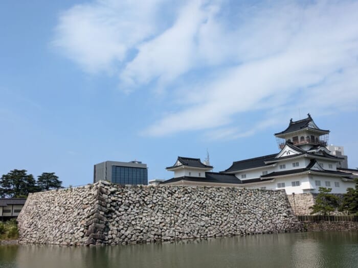 江戸時代の石垣が残る富山城では400年の歴史が学べます
