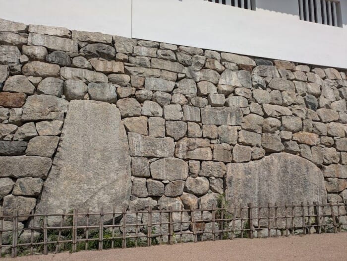 江戸時代の石垣が残る富山城では400年の歴史が学べます