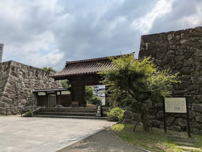 江戸時代の石垣が残る富山城では400年の歴史が学べます