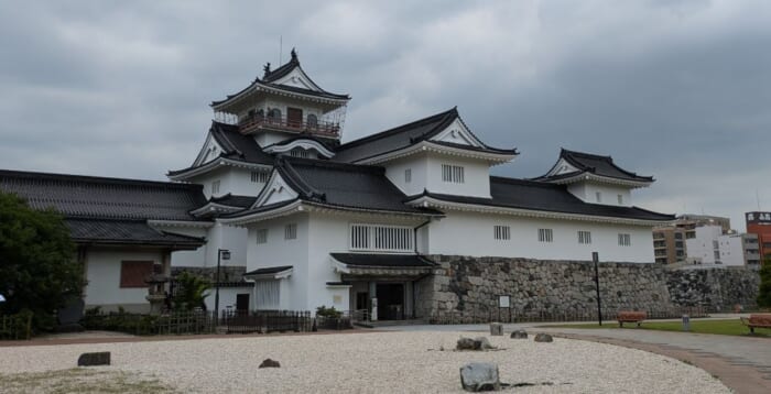 江戸時代の石垣が残る富山城では400年の歴史が学べます