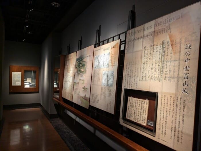 江戸時代の石垣が残る富山城では400年の歴史が学べます
