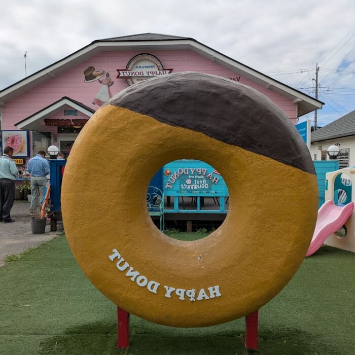 可愛い派手な装飾はインスタ映えの聖地！？ 毎日行列ができる「Happy Donutハッピードーナツ」