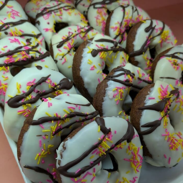 可愛い派手な装飾はインスタ映えの聖地！？ 毎日行列ができる「Happy Donutハッピードーナツ」