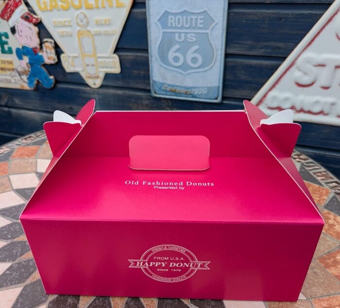 可愛い派手な装飾はインスタ映えの聖地！？ 毎日行列ができる「Happy Donutハッピードーナツ」