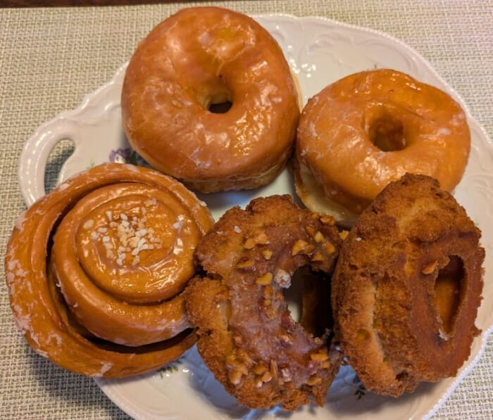 可愛い派手な装飾はインスタ映えの聖地！？ 毎日行列ができる「Happy Donutハッピードーナツ」