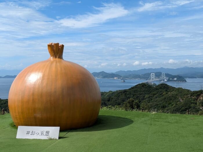 南あわじで大きなたまねぎオブジェと記念撮影！「うずの丘 大鳴門橋記念館」