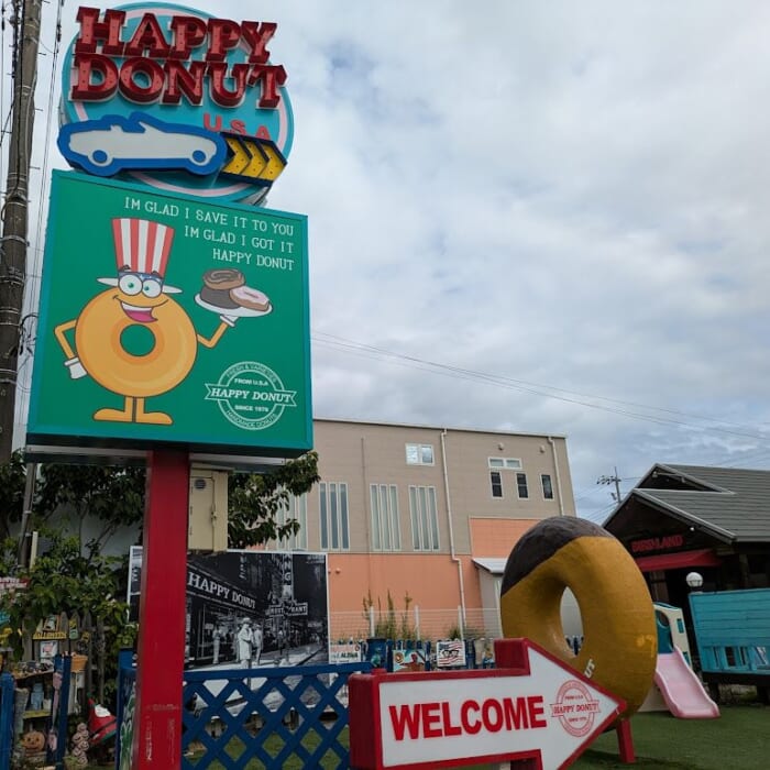 可愛い派手な装飾はインスタ映えの聖地！？ 毎日行列ができる「Happy Donutハッピードーナツ」