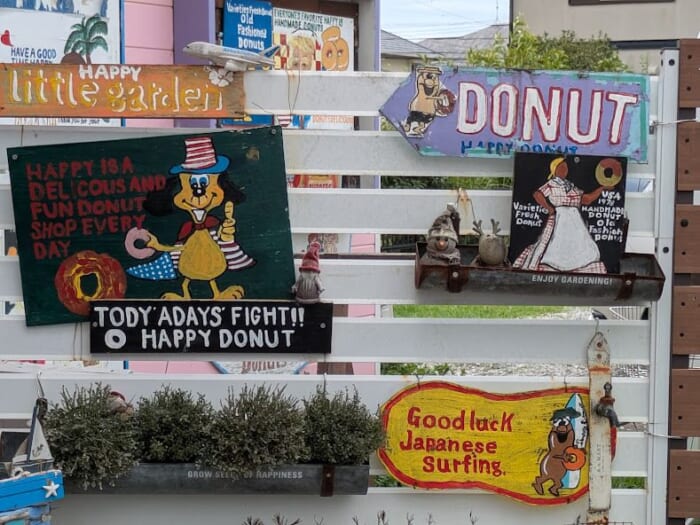 可愛い派手な装飾はインスタ映えの聖地！？ 毎日行列ができる「Happy Donutハッピードーナツ」