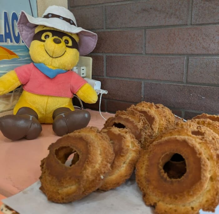 可愛い派手な装飾はインスタ映えの聖地！？ 毎日行列ができる「Happy Donutハッピードーナツ」