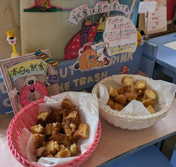 可愛い派手な装飾はインスタ映えの聖地！？ 毎日行列ができる「Happy Donutハッピードーナツ」
