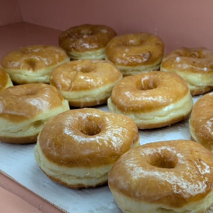 可愛い派手な装飾はインスタ映えの聖地！？ 毎日行列ができる「Happy Donutハッピードーナツ」