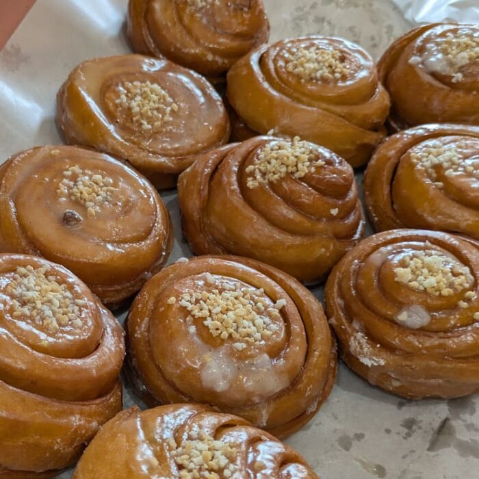 可愛い派手な装飾はインスタ映えの聖地！？ 毎日行列ができる「Happy Donutハッピードーナツ」