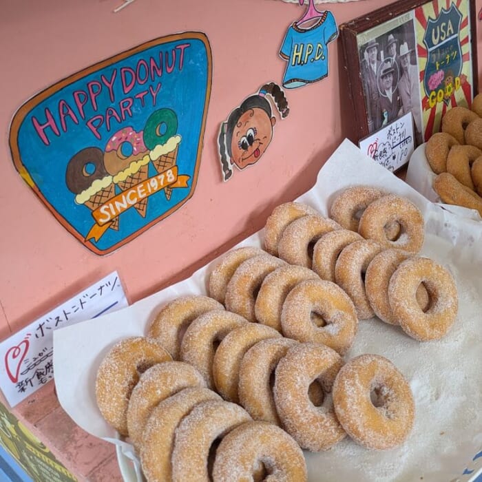 可愛い派手な装飾はインスタ映えの聖地！？ 毎日行列ができる「Happy Donutハッピードーナツ」