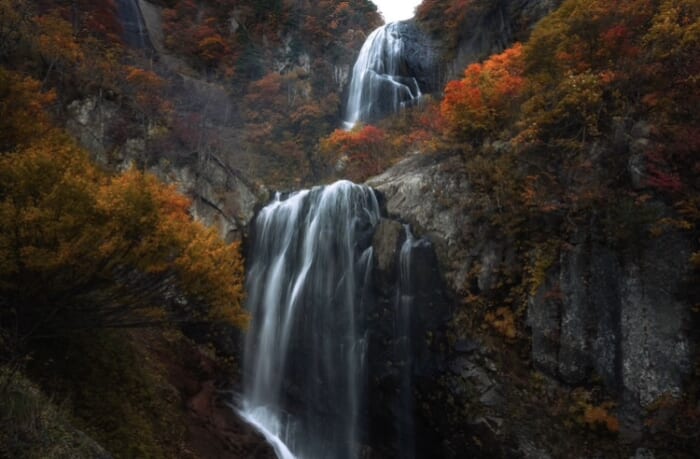 秋田県のおすすめ紅葉絶景3選 安の滝・抱返り渓谷・鳥海山で出会う、秋の彩り