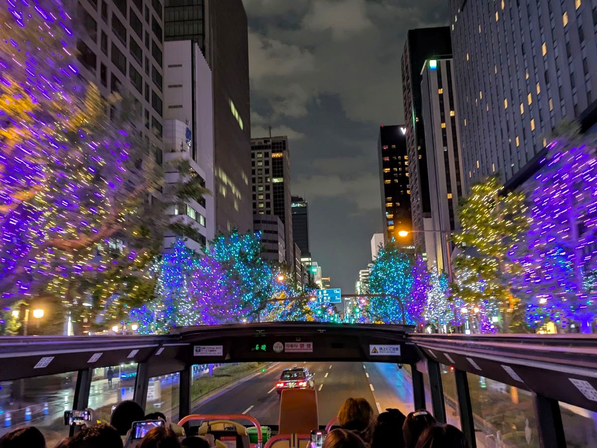 寒さなんて気にならない！ 光り輝く御堂筋イルミネーションの中をオープンデッキバスで走行！