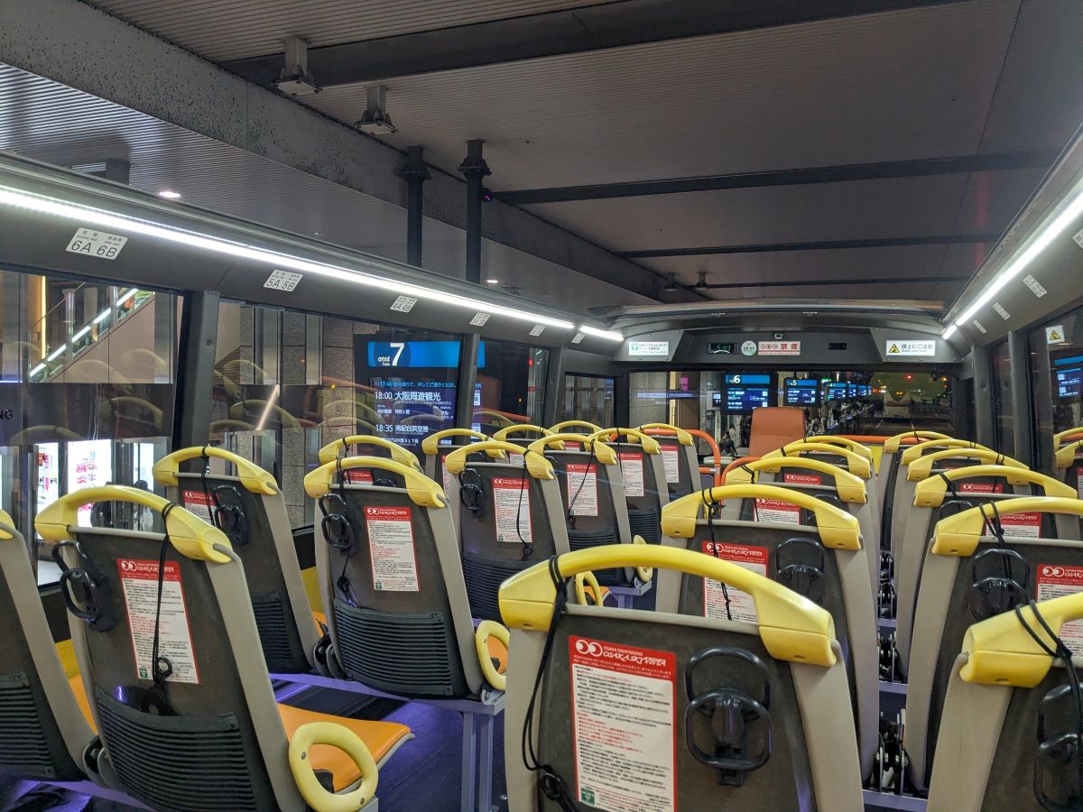 寒さなんて気にならない！ 光り輝く御堂筋イルミネーションの中をオープンデッキバスで走行！