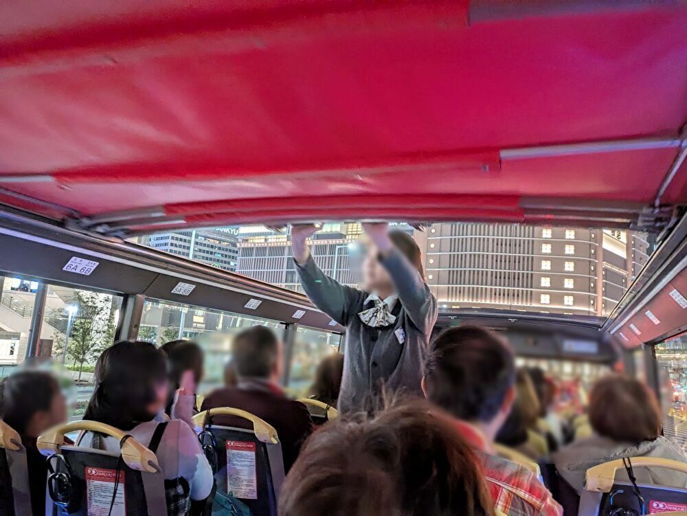 寒さなんて気にならない！ 光り輝く御堂筋イルミネーションの中をオープンデッキバスで走行！