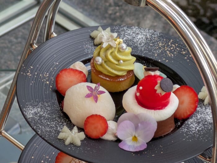 ウェスティンホテル大阪のクリスマスアフタヌーンティーと梅田スカイビルのクリスマスマーケット