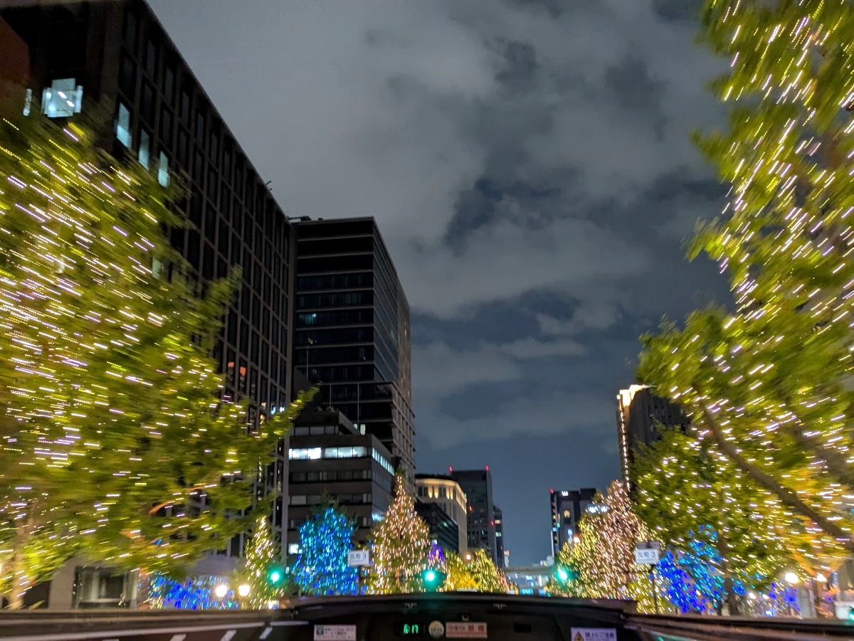 寒さなんて気にならない！ 光り輝く御堂筋イルミネーションの中をオープンデッキバスで走行！