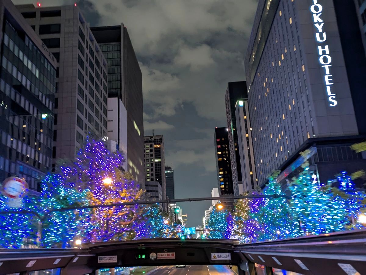 寒さなんて気にならない！ 光り輝く御堂筋イルミネーションの中をオープンデッキバスで走行！