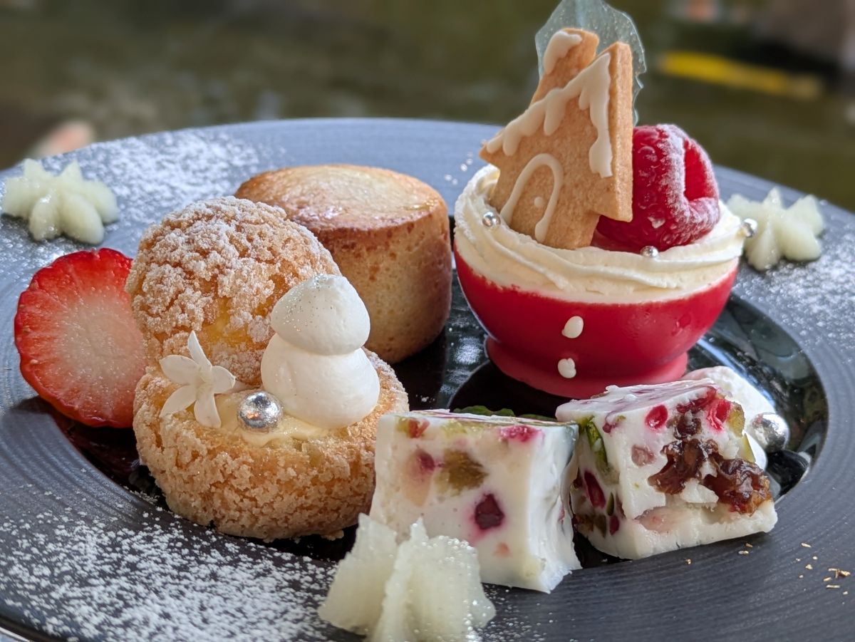 ウェスティンホテル大阪のクリスマスアフタヌーンティーと梅田スカイビルのクリスマスマーケット