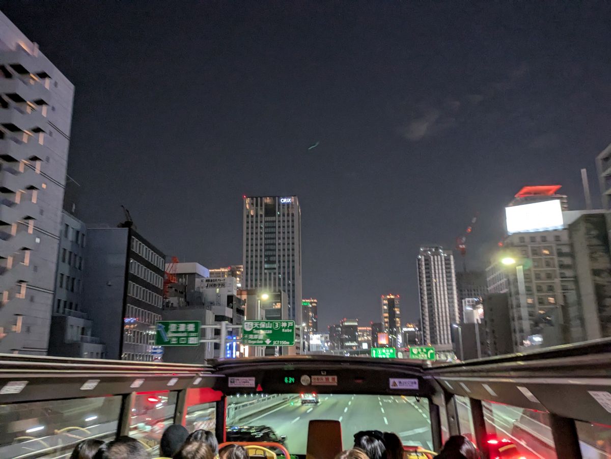 寒さなんて気にならない！ 光り輝く御堂筋イルミネーションの中をオープンデッキバスで走行！