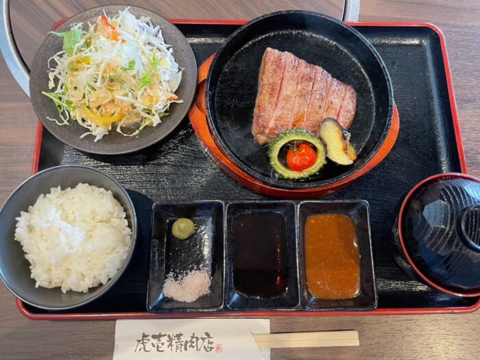 石垣牛を食べるならここ！ 一頭買い精肉店の焼肉屋で絶品ランチ