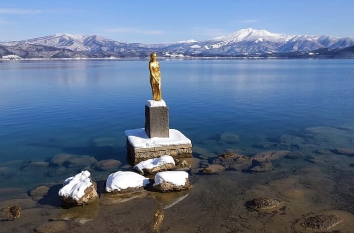 白銀に輝く神秘の湖 冬の田沢湖で出会う静寂の絶景