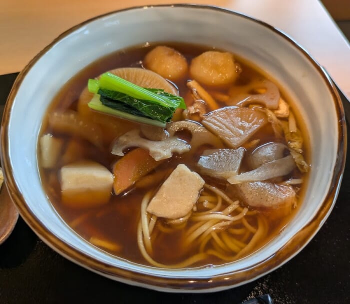 お煎餅専門店で食べる知る人ぞ知る絶品の蕎麦! 年末年始の手土産にもおすすめ 都炉美煎本舗