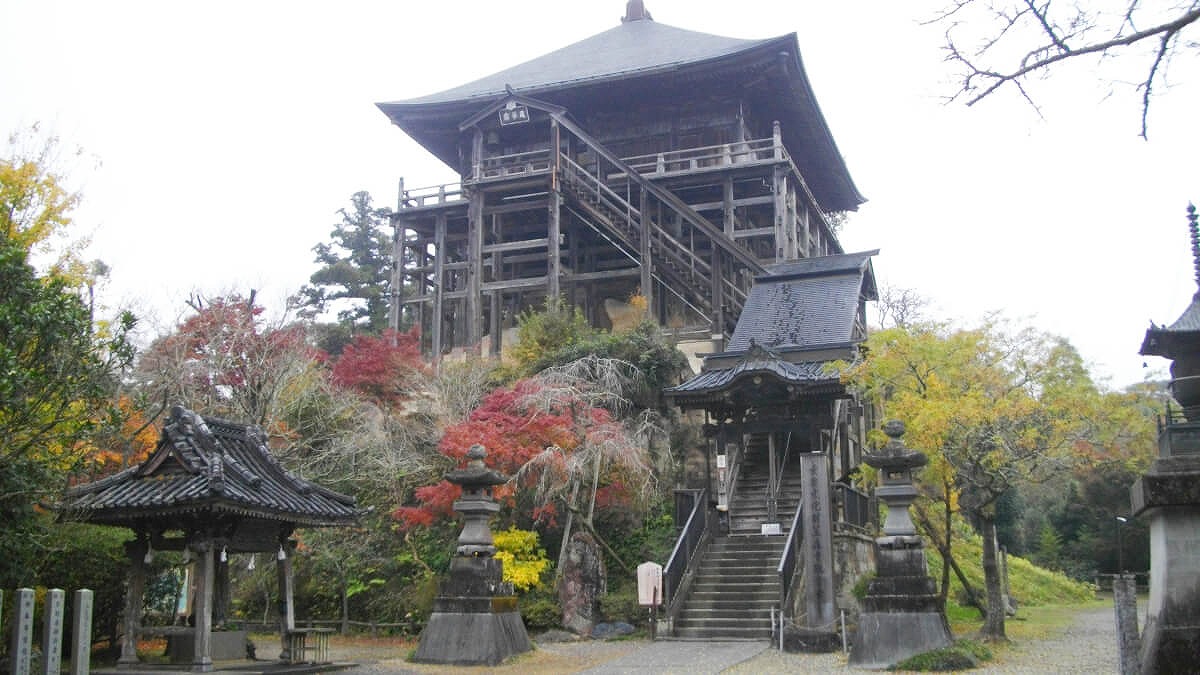 森に浮かぶ城塞！ 岩の上に建てられた日本唯一の建築様式のお寺巡り ―笠森寺観音堂
