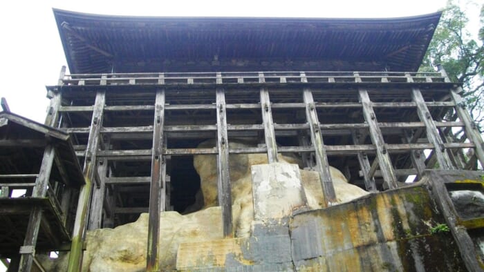 森に浮かぶ城塞! 岩の上に建てられた日本唯一の建築様式のお寺巡り ―笠森寺観音堂