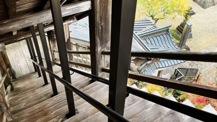 森に浮かぶ城塞! 岩の上に建てられた日本唯一の建築様式のお寺巡り ―笠森寺観音堂