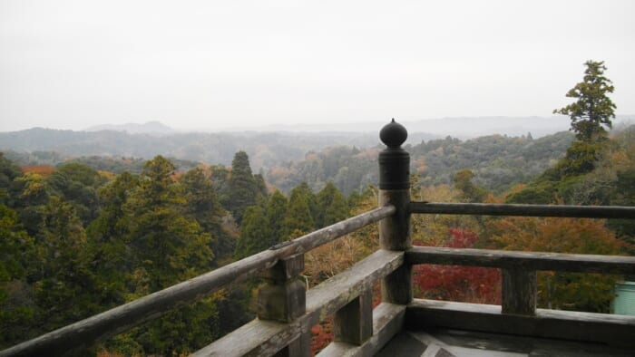 森に浮かぶ城塞! 岩の上に建てられた日本唯一の建築様式のお寺巡り ―笠森寺観音堂