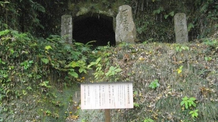 森に浮かぶ城塞! 岩の上に建てられた日本唯一の建築様式のお寺巡り ―笠森寺観音堂
