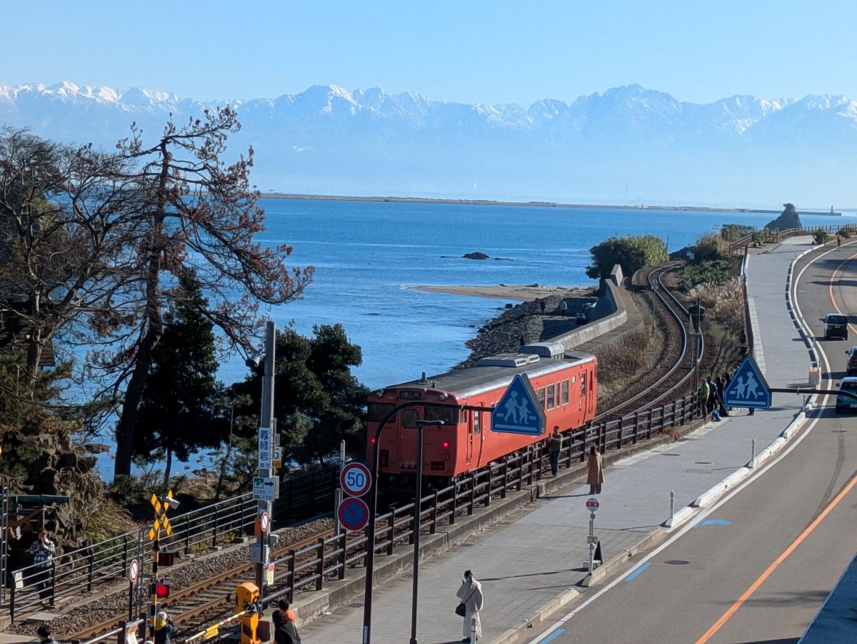 全ては運次第！？ 富山の絶景、雨晴海岸から立山連峰を望む