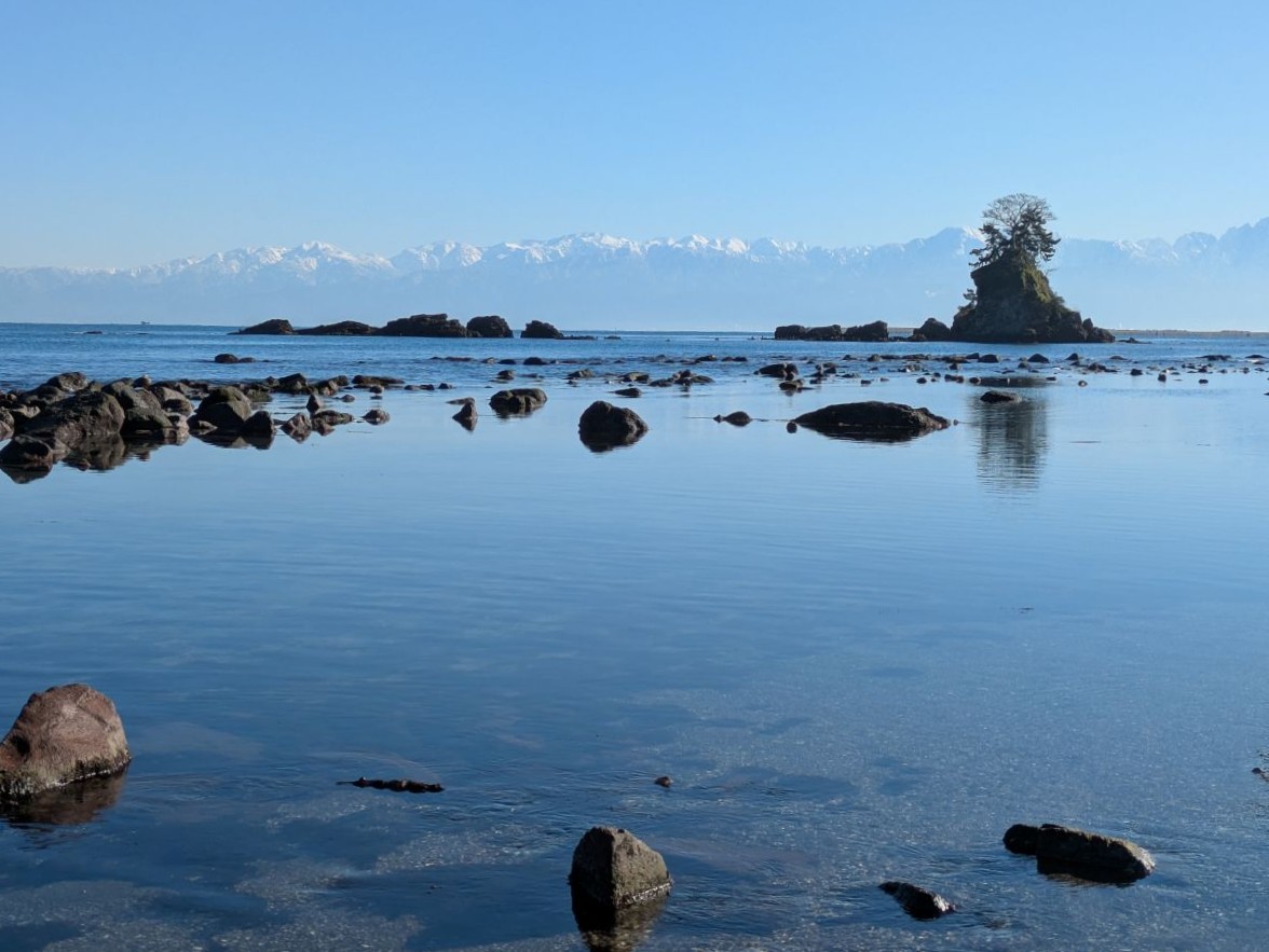 全ては運次第！？ 富山の絶景、雨晴海岸から立山連峰を望む