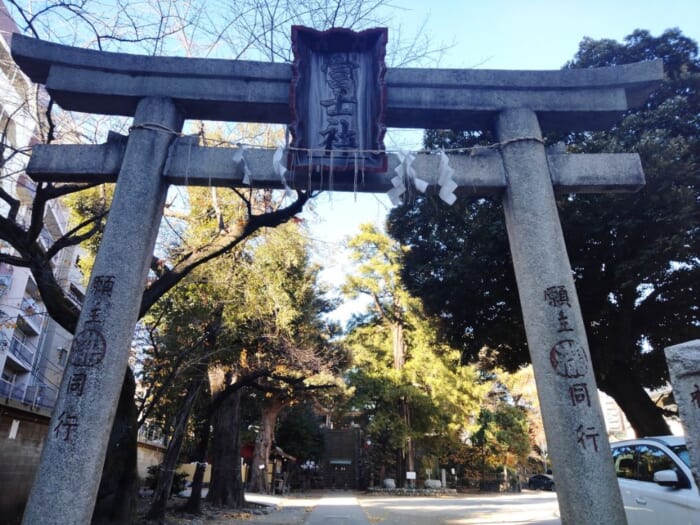 ソメイヨシノ発祥の地・駒込で開運！ 日本武尊ゆかりの妙義神社と異世界の富士神社
