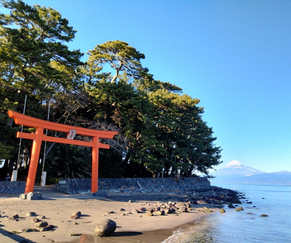 SNSで人気急上昇！ 富士山を望む漁港・戸田のパワースポット―諸口神社