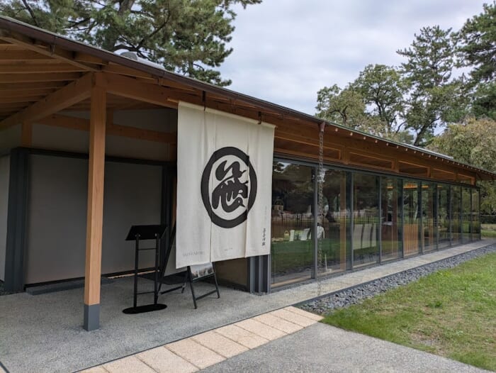 自然に癒される京都御苑 立ち寄らないともったいない休憩所