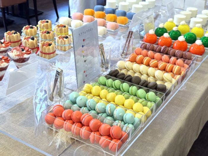 すすきののホテルレストランで楽しむ推し活！ 9色のスイーツを楽しめる「札幌東急REIホテル」のスイーツビュッフェ