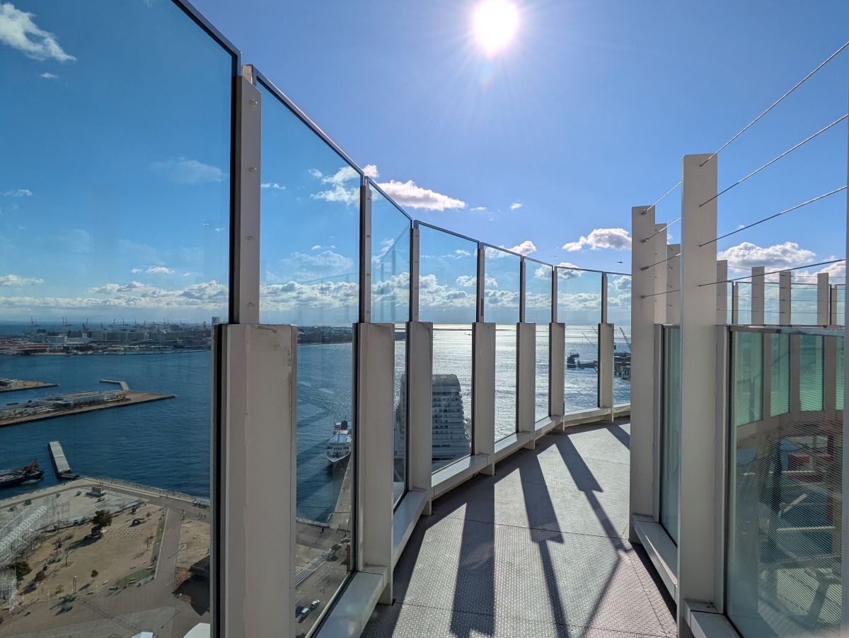 神戸のランドマーク「神戸ポートタワー」から海と山を一望！ レトロな回転カフェ＆バーも！