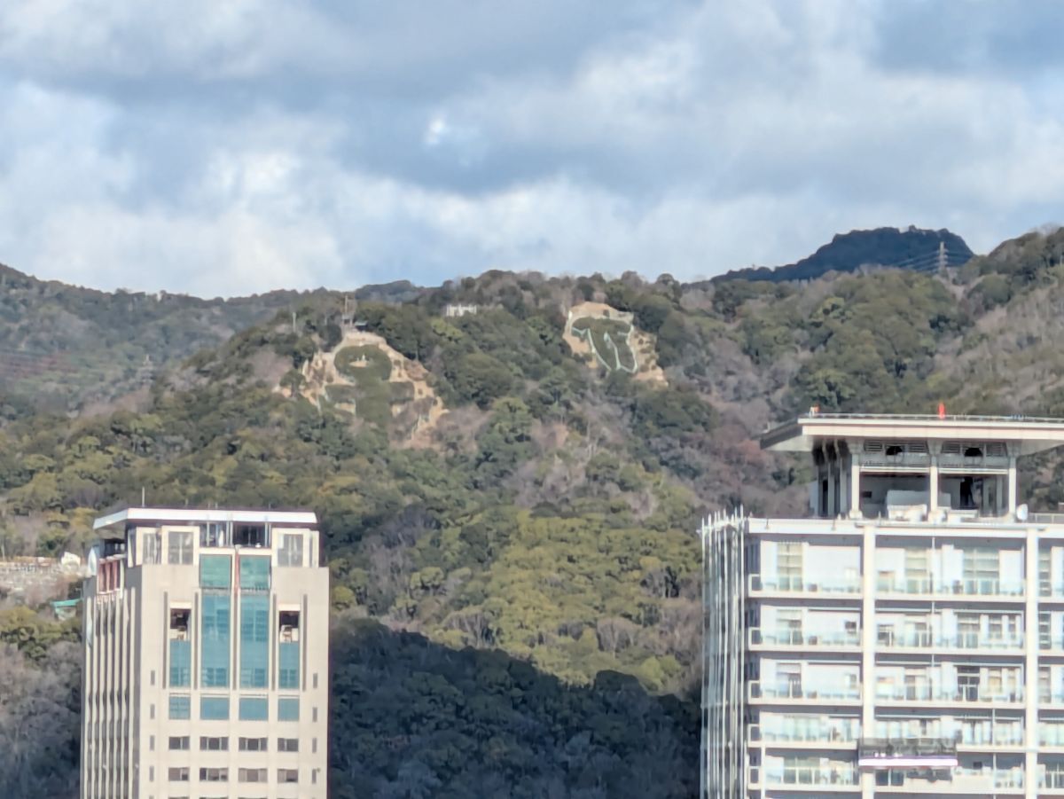 神戸のランドマーク「神戸ポートタワー」から海と山を一望！ レトロな回転カフェ＆バーも！